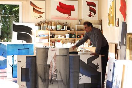 Photographie de l'artiste travaillant dans son atelier